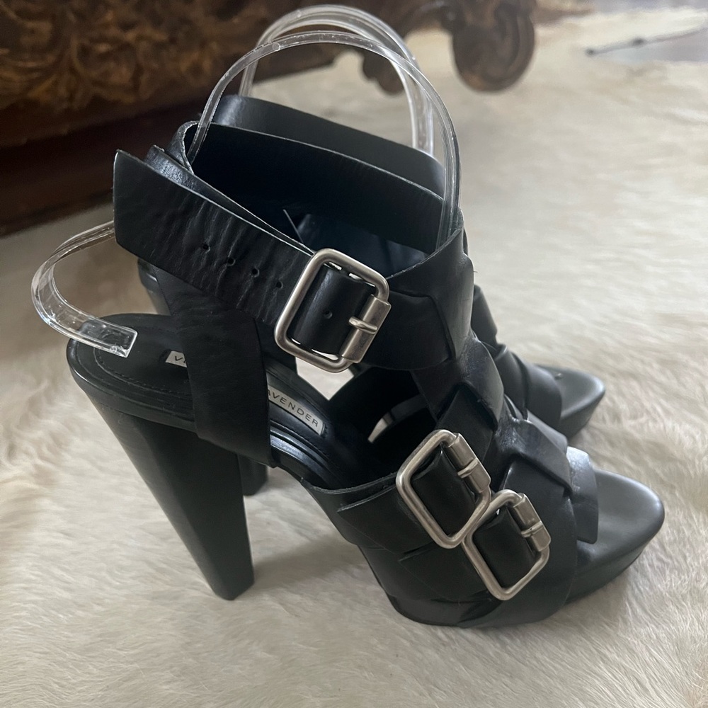 Vera Wang Lavender LIKE NEW platform scrappy sandal